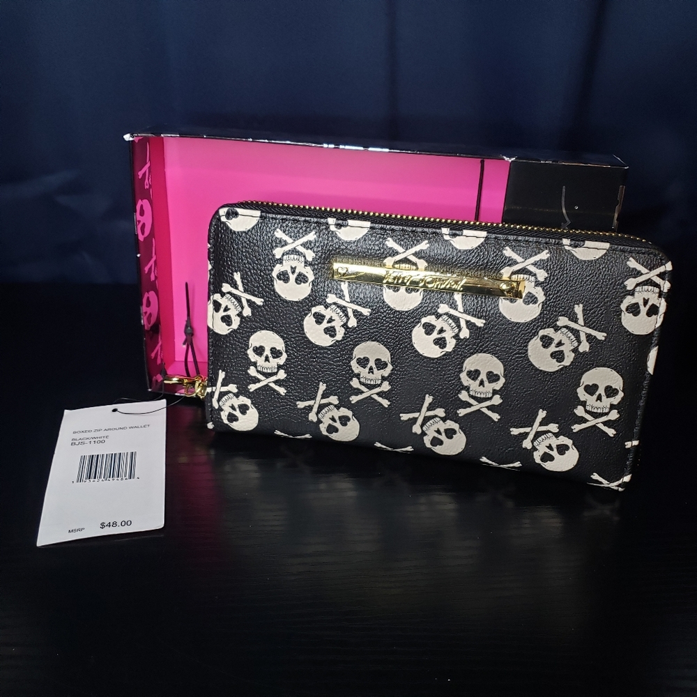 NIB Betsey Johnson Skull Zip around